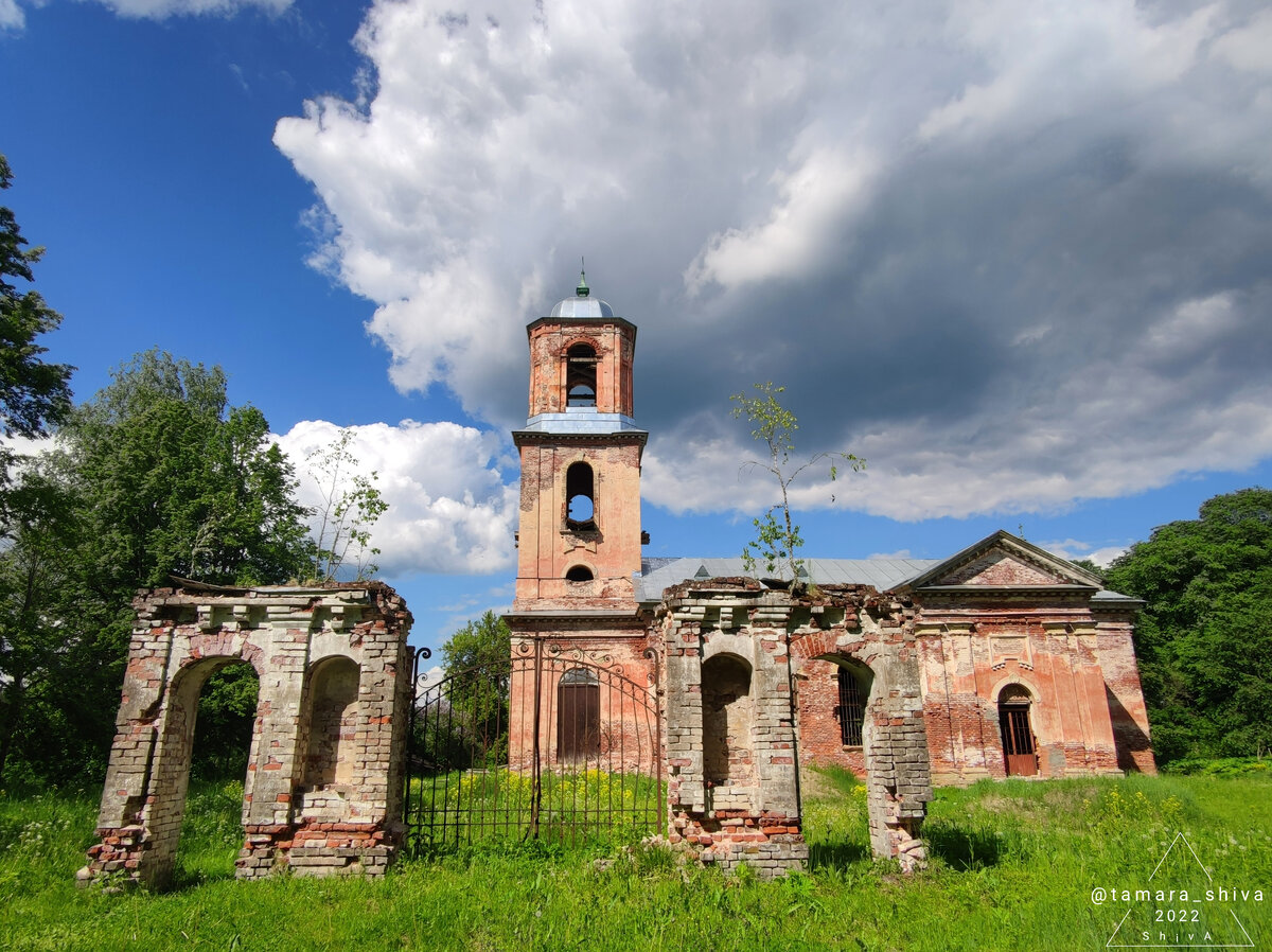 Троицкая церковь и сохранившиеся ворота