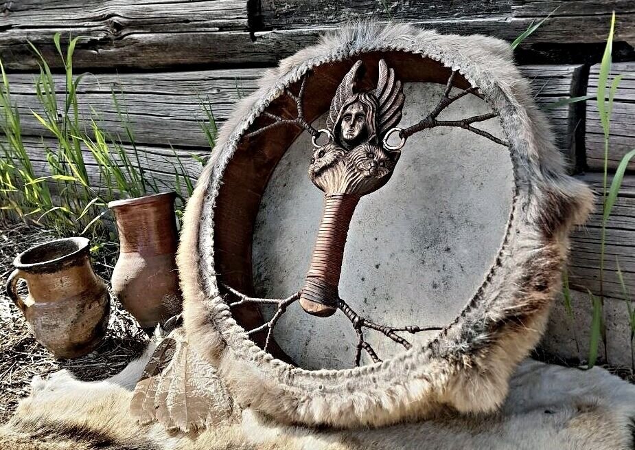 Шаманские песни слушать. Шаманский бубен. Шаманский бубен нивхи. Бубен шамана. Ритуальные бубны.