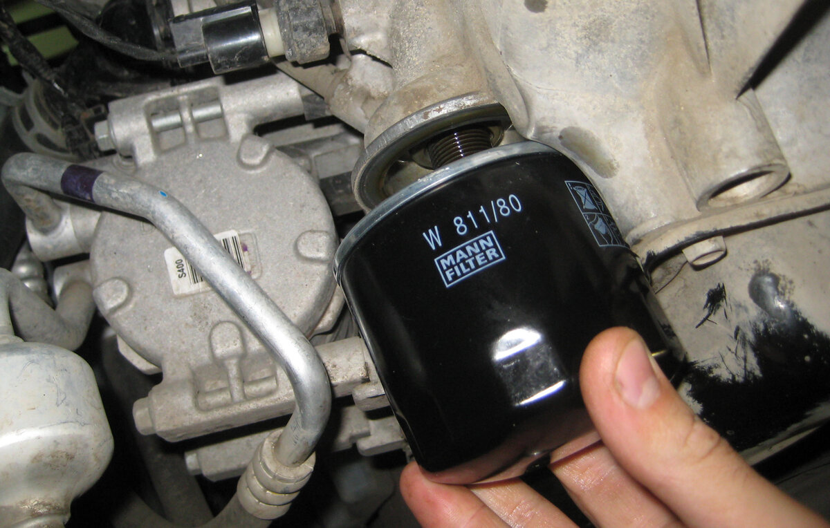     Почему не надо заливать моторное масло в масляный фильтр Фото: Drive2.ru (GarageLab11)