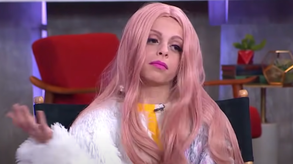 Это 11-летний мальчик-трансвестит по имени Десмонд. Если раньше подобное было вовсе немыслемо, сейчас он выступает в детском утреннем шоу и подается примером смелости.