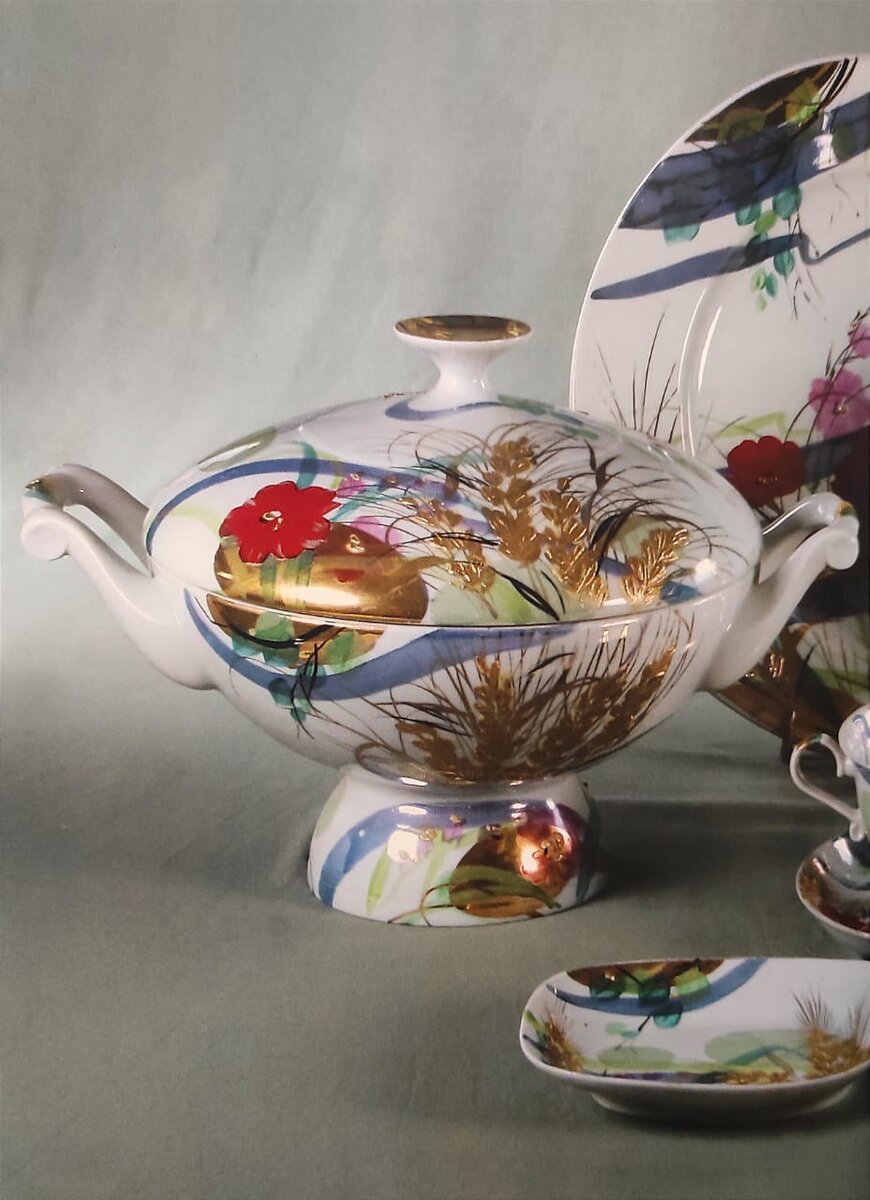 В.К. Яснецов. "Возрождённая целина". 1982г. Источник: Каталог. "Дулевский фарфор 175 лет - продолжение традиций". Производственный кооператив "Дулевский фарфор".
