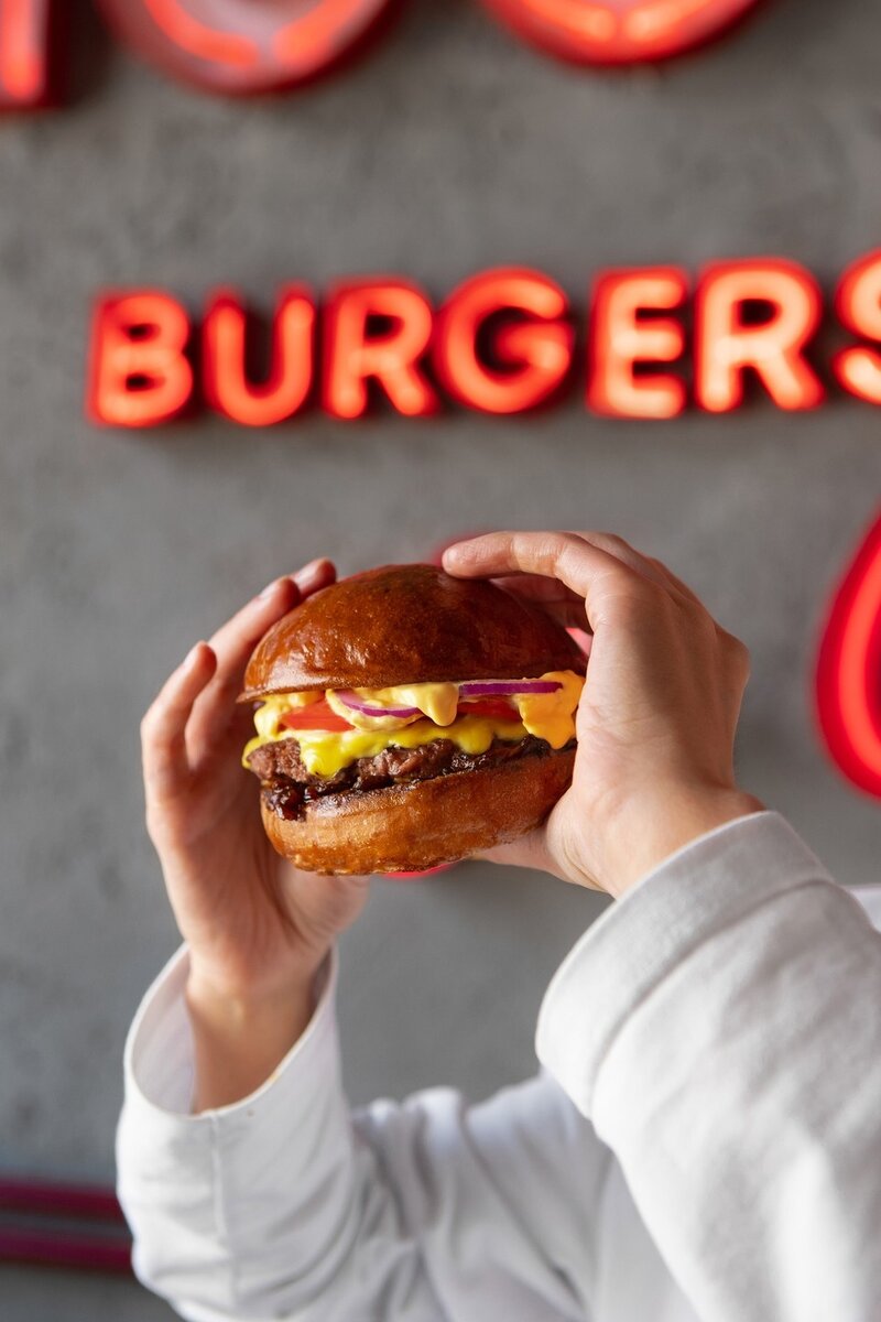     Сочное мясо и соус, вот он ключ вкусного бургера. Фото: @moomoo_burgers