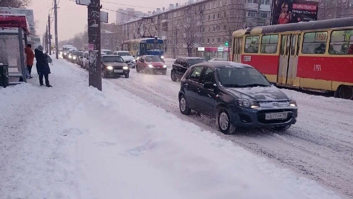     На дорогах в Удмуртии после ночного снегопада сложилась непростая обстановка. МЧС республики просит водителей быть крайне осторожными за рулем, а новичкам советует воздержаться от поездок на личном транспорте.