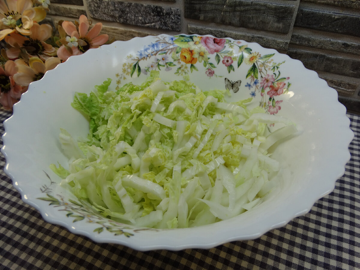 Салат с пекинской капустой и колбасой