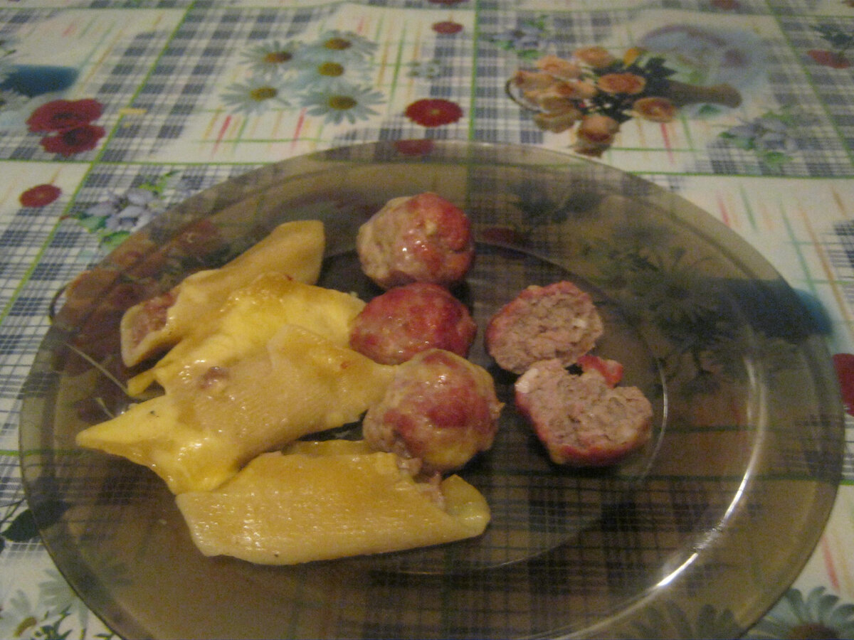 Макароны фаршированные свининой под сырной шубок