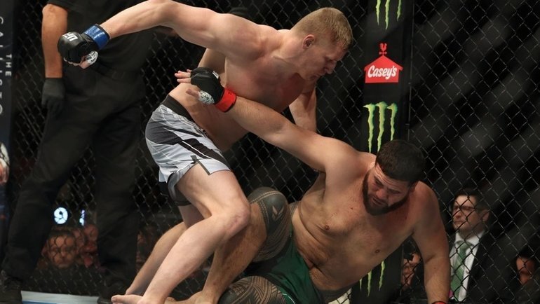    Россиянин Сергей Павлович (слева) нокаутировал Тая Туйваса.