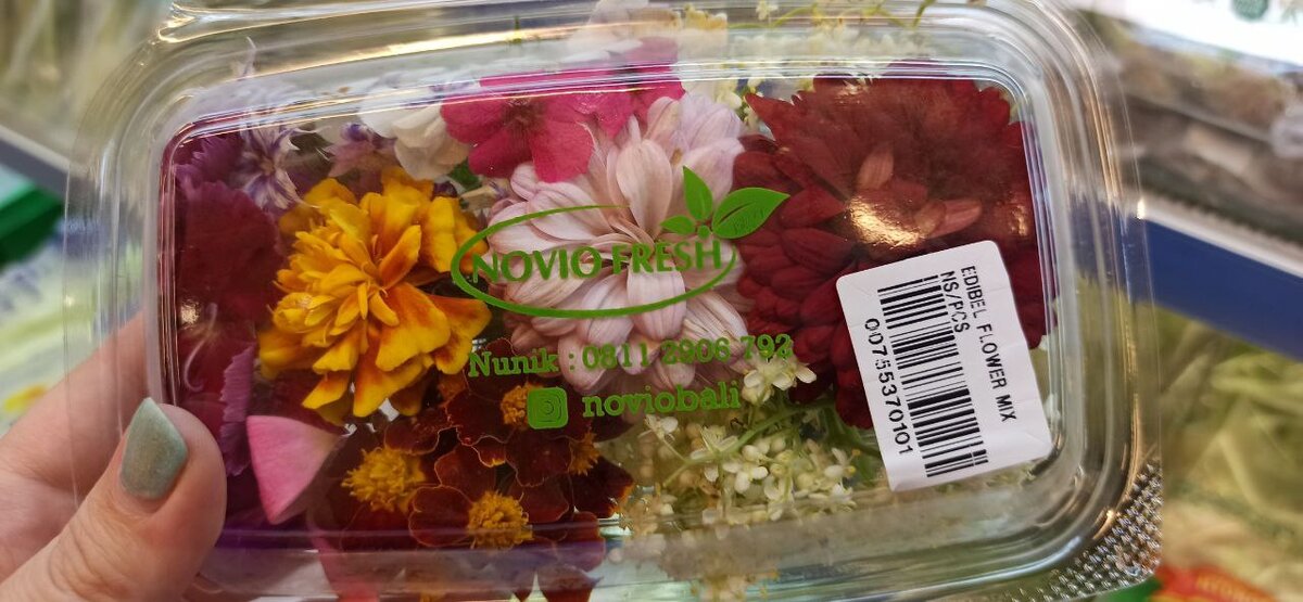 Съедобные цветы в балийском супермаркете Grand Lucky в Куте 2023