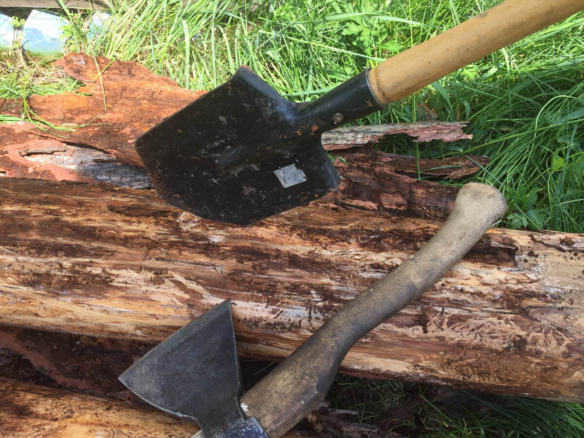 Обычный топор закрепленный на рюкзаке с задачей заготовки дров справится лучше любого ножа или даже мачете.