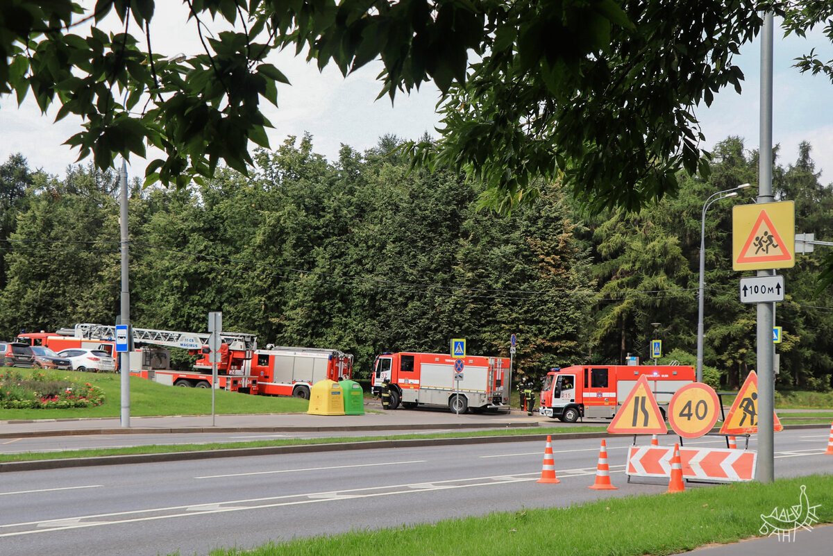 Настоящий пожар позже приключился в Ашане: на парковке внезапно занялась машина