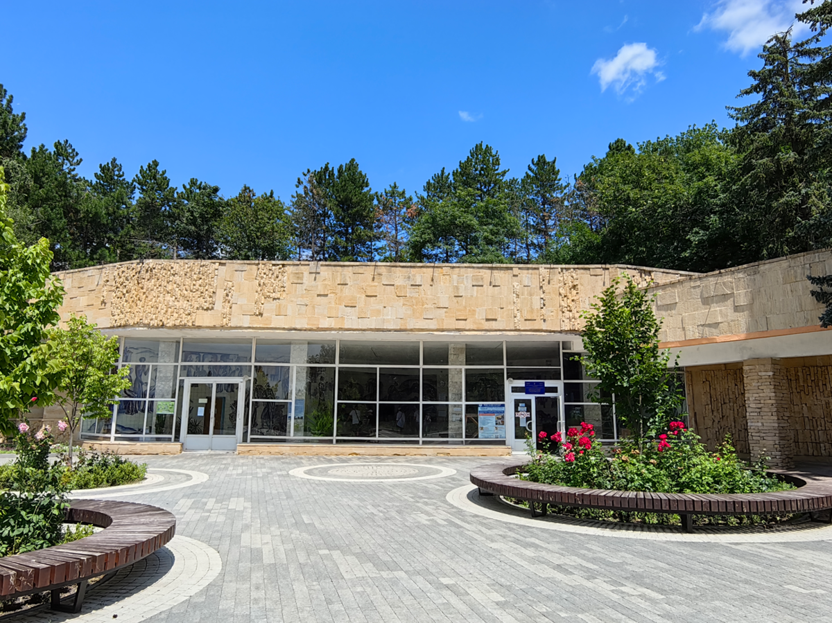 Открыт с 7 до 10, с 11 до 15 и с 16 до 19