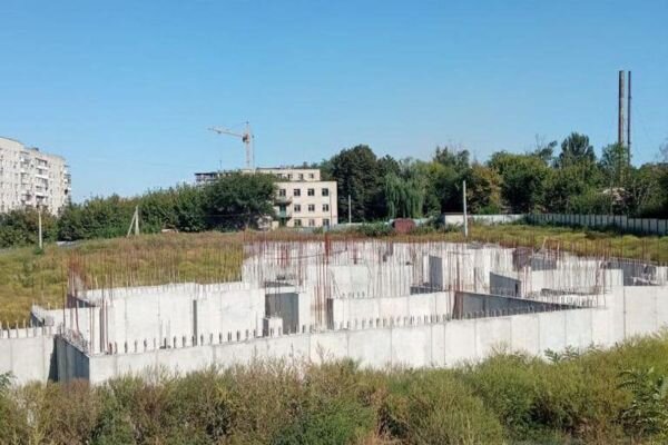 Так выглядел детский сад в момент, когда первый подрядчик приостановил строительство.