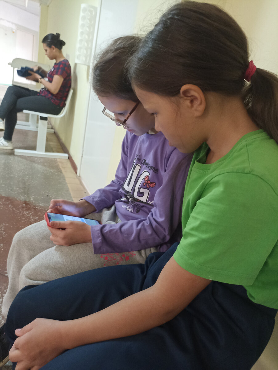 Варвара, как всегда, с вязанием😄