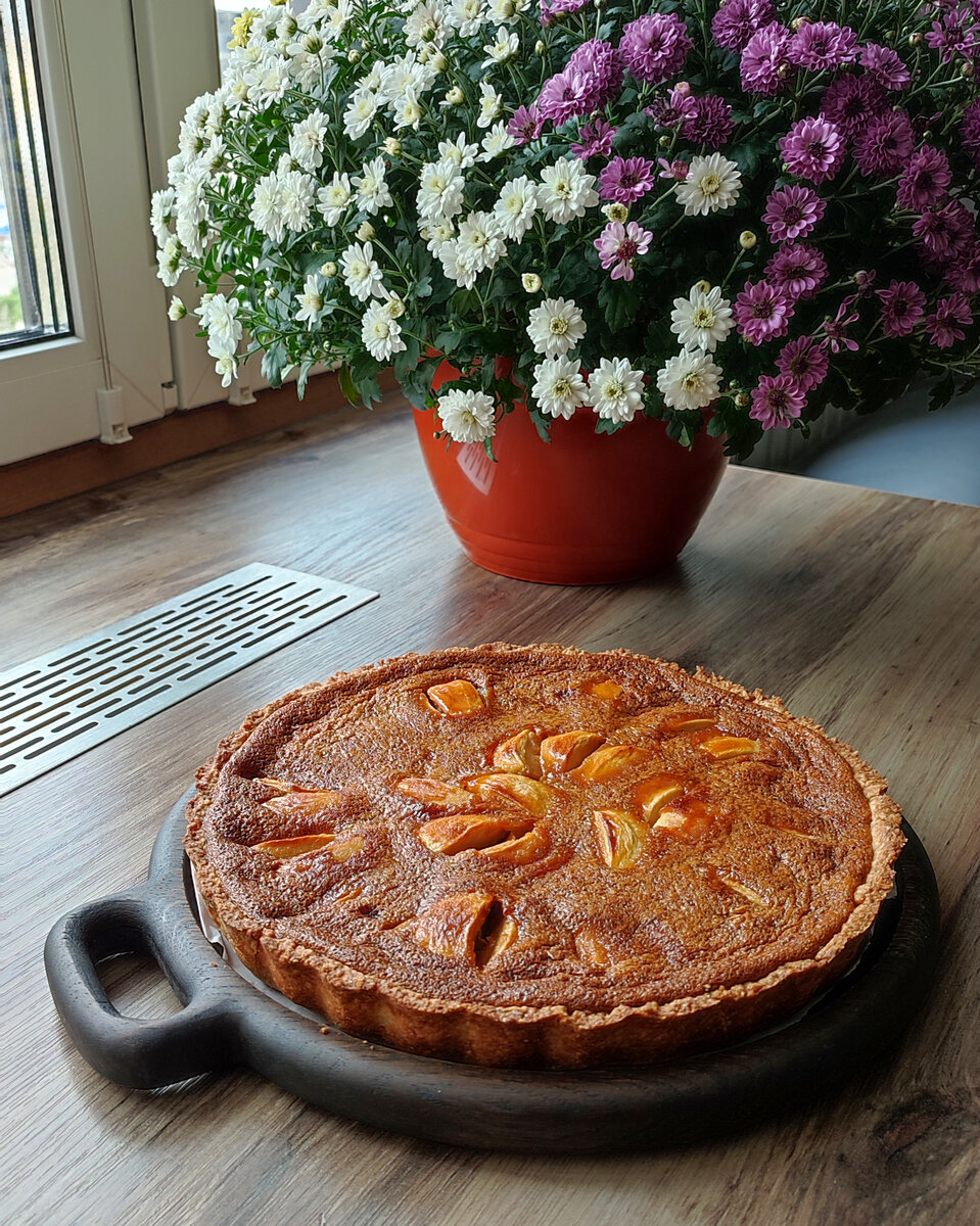 Открытый яблочный пирог с карамелью