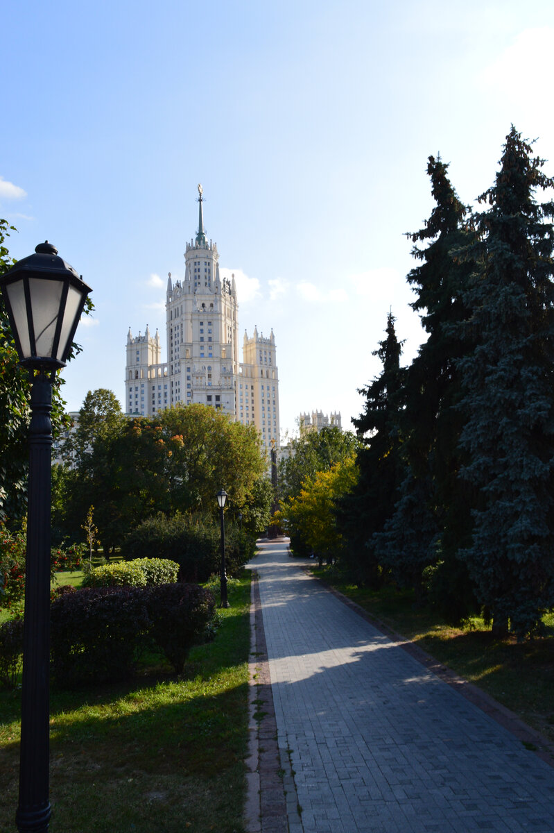 Устьинский сквер на берегу Яузы. Вид на высотку на Котельнической набережной. Фото автора