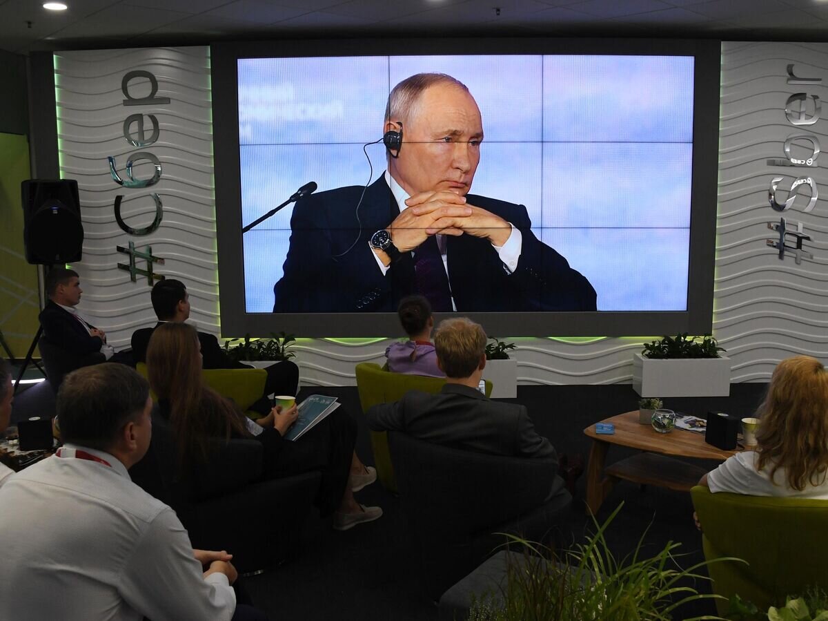    Трансляция выступления президента РФ Владимира Путина на пленарном заседании Восточного экономического форума© РИА Новости / Виталий Аньков