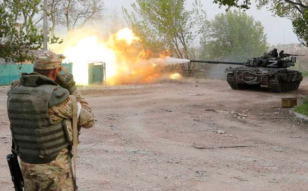 Боец пытается защитить уши, слух от стреляющего рядом танка. Более профессиональная защита тут была бы не лишней... (фото из открытых источников)