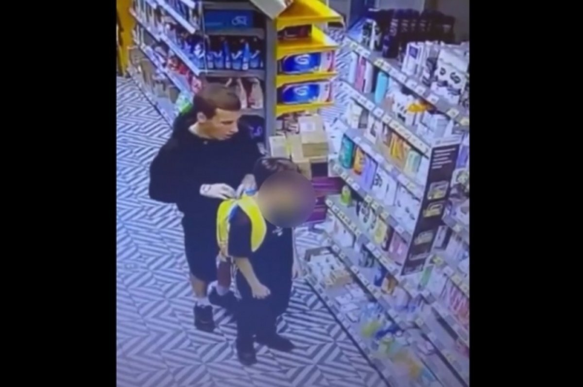    В Екатеринбурге разыскивают мужчину и мальчика, укравших шампуни в магазине