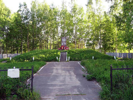 1941, 17 сентября - В ночь на 17 сентября во время шторма на Ладоге при переправе от порта Осиновец на Большую землю на барже № 725 погибло более 1000 человек. Спустя годы на берегу Ладожского озера поставили памятную стелу, а затем надгробную плиту с именами погибших. Теперь этот памятник называется «Ладожский курган».