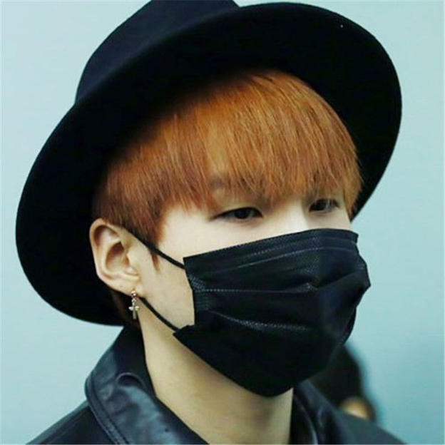 Конечно же, не такую маску носит Шуга в личной жизни. А может, он  из казаков? Вон - серьга в ухе. Значит - старший сын в семье!