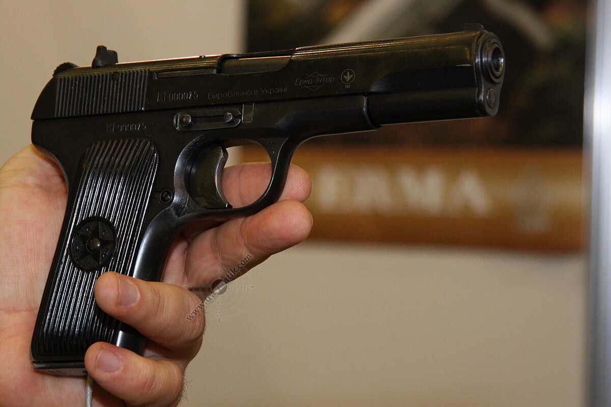 Пистолет ТТ в руках.