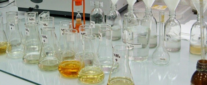 Анализ качества воды из скважины: виды исследований, выбор лаборатории и расшифровка результатов