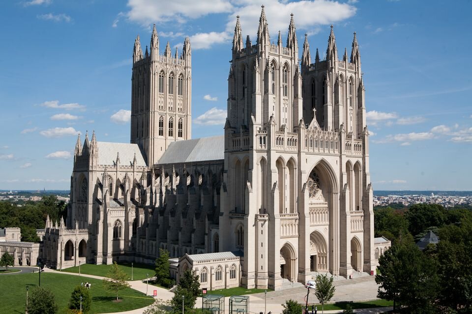 Les temps cathedrale. Национальный кафедральный собор Вашингтона. Вашингтонский кафедральный собор Вашингтон. Вашингтонский кафедральный собор епископальной церкви США. Вашингтон кафедральный собор Западный фасад.