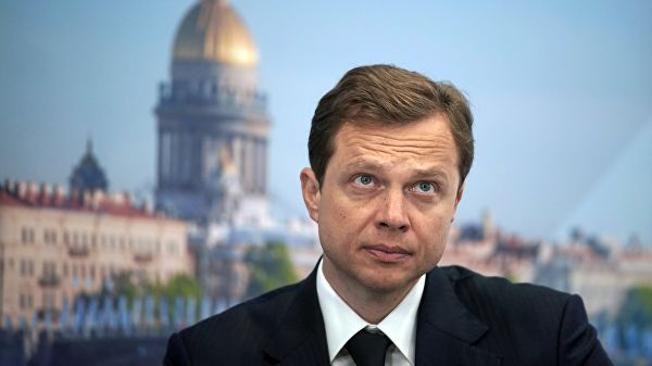 В 2017 году доход Ликсутова оценивался почти в 219,67 миллиона рублей. Как тогда поясняли в департаменте транспорта, такой доход был получен за счет продажи квартиры и машины. В 2017 году заммэра владел пятью транспортными средствами, а в собственности у него находились три земельных участка общей площадью в 4,2 тысячи квадратных метров, жилой дом в 2,1 тысячи "квадратов" и два нежилых помещения, общая площадь которых более 400 квадратных метров. По данным декларации за 2018 год, Ликсутов заработал 19,9 миллиона рублей. Он владеет мотоциклами Harley-Davidson V-Rod Muscle и Ducati XDiavel S. В собственности заммэра по-прежнему находятся три земельных участка, жилой дом и два нежилых помещения.