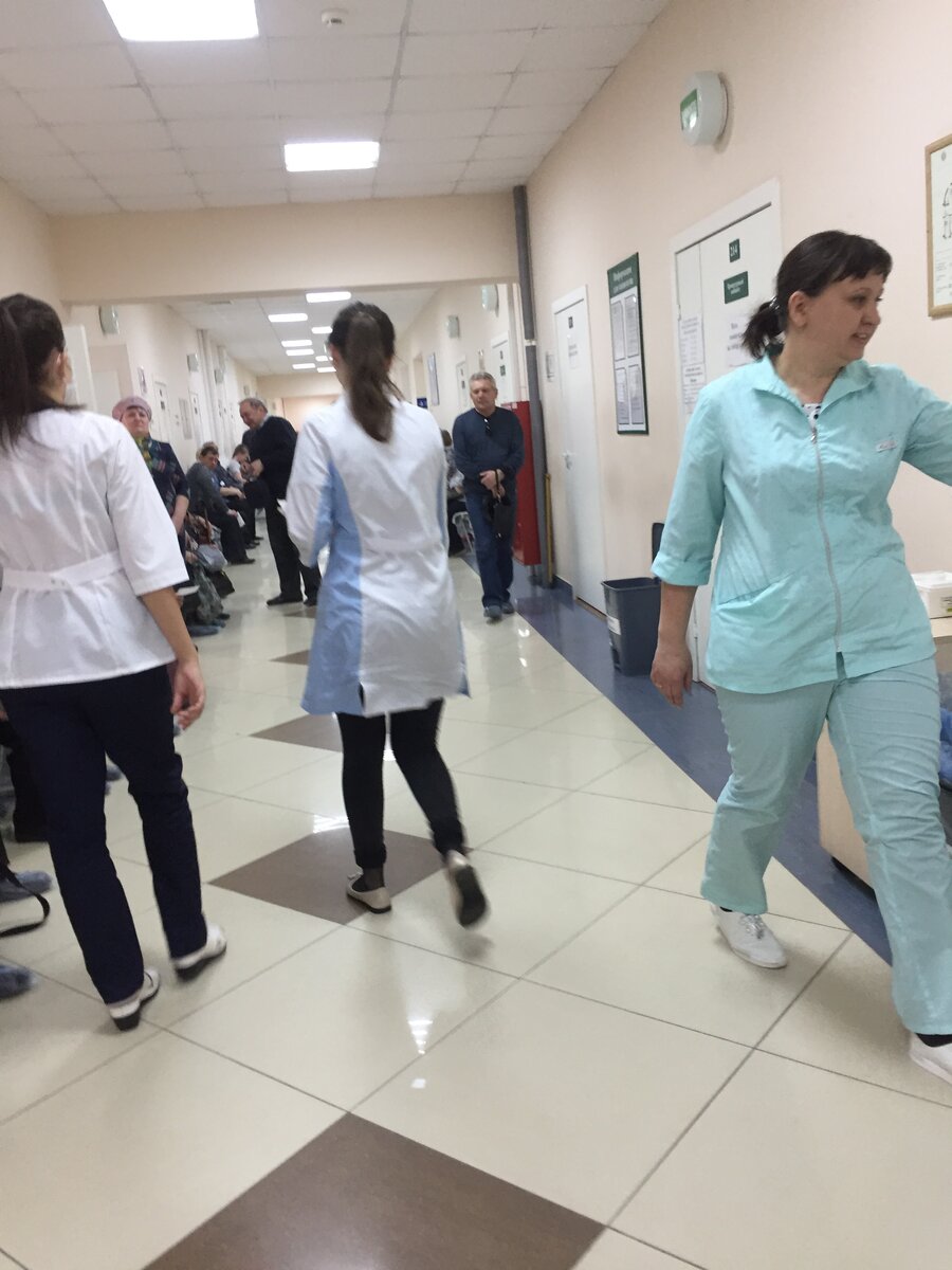 На фото: Поликлиника и сестрички спешат...