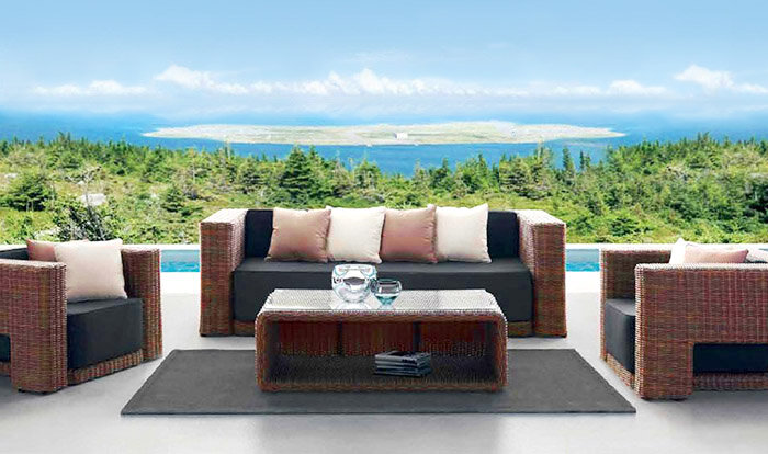 
 Размещение «по касательной» удобно тем, что ноги сидящих в кресле или на  диване будут всегда находиться на ковре. Ножки мебели зафиксируют ковер  на полу, поэтому вы не будете цепляться за него ногами, и он не будет  скользить под вами, даже если вы передвигаете столик, стоящий по центру.  
