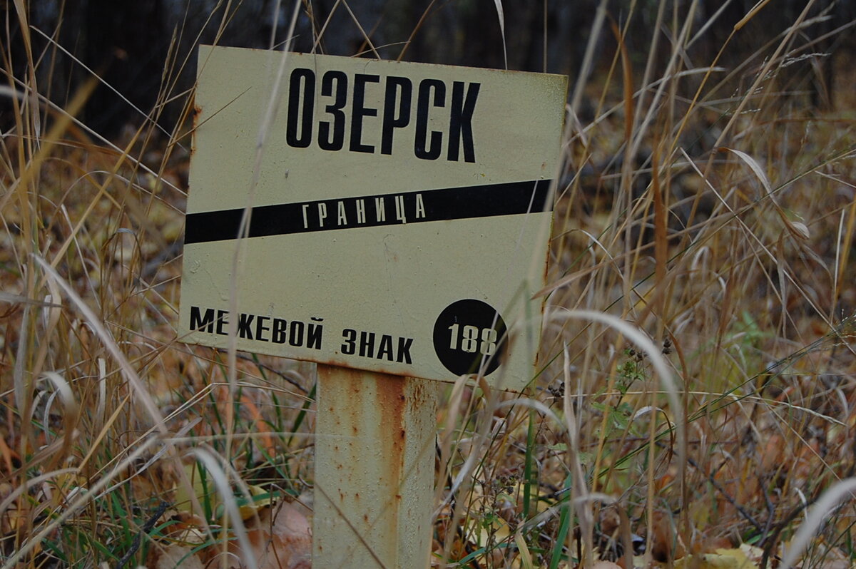 Здесь как выяснилось позже с просторов интернета, располагался бункер ПВО, сейчас он заброшен и состояние его говорит о том что объект явно не амортизируется, см. фото ниже...