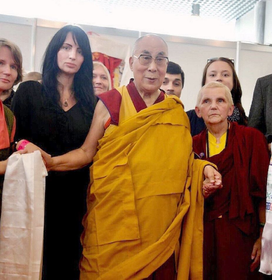 С Далай-ламой, который родился под знаком Рака