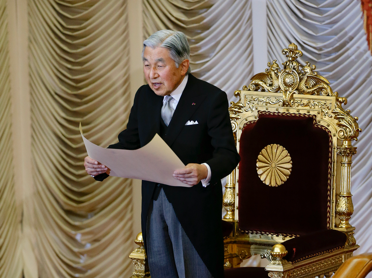 Премьер-министр Японии официально объявил об отречении от престола императора Акихито. Кадры церемонии из Императорского дворца сейчас транслируют все мировые информагентства.