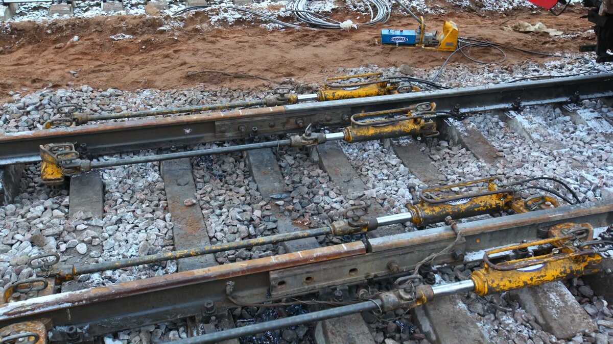 Кутузовская (платформа, курское направление мжд). Уравнительный стык р65. Прибор уравнительный для рельсов р65. Уравнительный рельс на бесстыковом пути. Рельсы бесстыковой путь.