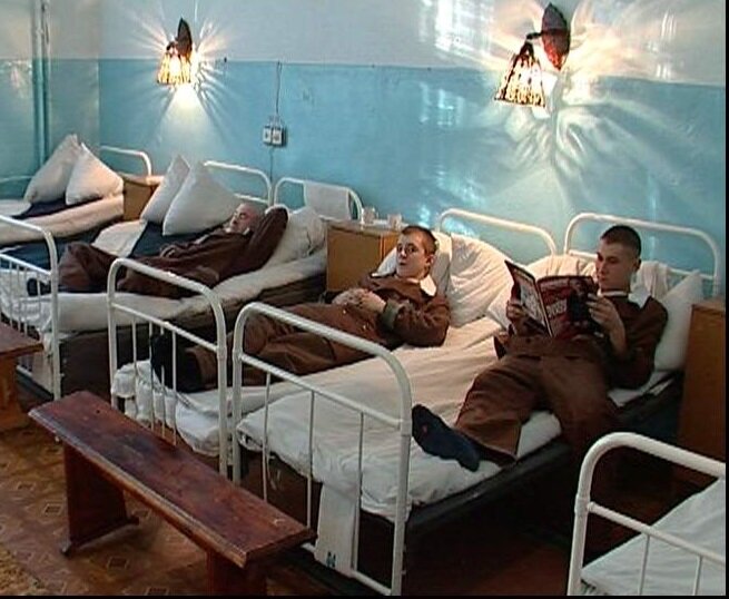 
   За время, пока она служила у нас я понял одно, зеленка от всех болезней. Всё зависело от того, что именно болело, ведь помазать нужную часть тела-целая наука. 
  Такое лечение я получал пока медсестру не сменил опытный фельдшер. Он расковырял мне всю пятку заново и намазал  какой-то мазью. Эта мазь  было его собственной. Через неделю я снова мог ходить не хромая. 
  Таких как я в армии называли "каличем" или "гасевом". Считалось если солдат жалуется на боль или недомогание, то он симулирует чтоб не идти на работы. А к таким отношение было, мягко говоря, не очень. За жалобы на болезнь можно было получить несколько ударов в фанеру, или же хороший удар по голени сапогом от сержанта. Поэтому несмотря на температуру, мне всё равно приходилось идти в наряд.