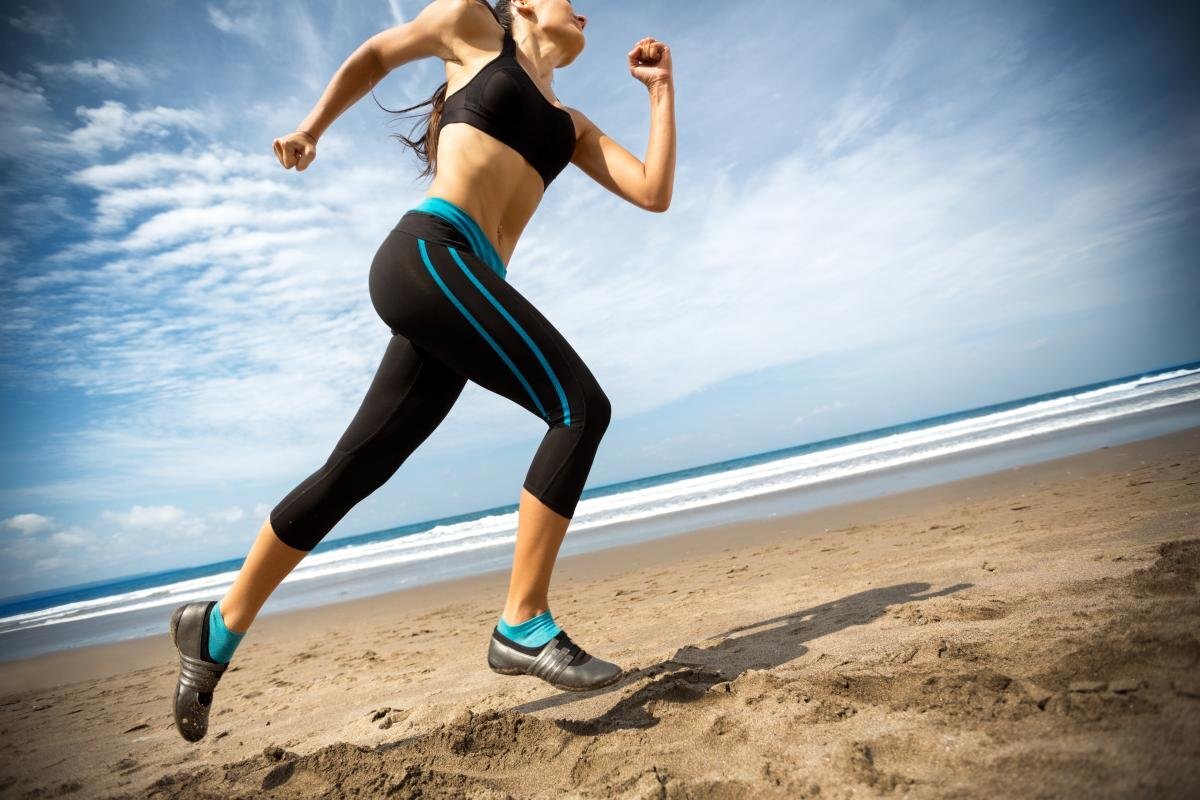 Хочу поделиться с Вами своим опытом похудение без диет с помощью обычных физических нагрузок. Одним прекрасным весенним  днем , проснувшись посмотрел в зеркало и понял, что нужно что то менять в себе ,  т.к вес переваливал уже за 95 кг при росее 180см. От привычном мне еды отказаться было сложно, поэтому я решил найти компромисс и не садиться на жесткую диету а использовать только физические нагрузки. Правда со временем я все таки отказался от некоторых продуктов(Пельмени, майонез, булочки, колбаса, газированные напитки и т.д) на протяжении 5 месяцев я бегал по вечерам , выполнял дома отжимания, занимался гантелями, периодически посещал спорт-зал . Кушал примерно 4-5 раз в день. Утро началось с овсяной каши на молоке и ложка меда+ чай без сахара, на обед мог скушать (макароны, картошку, мясо, котлеты, сосиски).Вечером так же мог съесть талеку супа или когда особо кушать не хотелось , съедал яблоко или друге фрукты. В течении дня практически всегда хотелось кушать , если раньше я мог купить булочки и попить с чаем, то в этот раз я ел яблоки, персики, нектарины, груши. Иногда были срывы заходил в макдональдс, но вечером белал и скидывал все чизбургеры которые я наел. Первые две недели вес стоял и даже не думал уходить. Результат был виден уже с 3 недели активной жизни кг поползли в них. ИТОГ:5 месяцев минус 15 кг без диет и голодухи, да все же от чего то пришлось отказаться ,но это не так страшно.