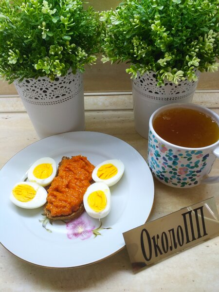Завтрак: яйца и бутерброд