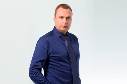 Например, человек не выспался, скудно позавтракал, выпил большое количество кофеинсодержащих напитков, закурил сигарету. Как результат — сосуды сузились, упал уровень глюкозы в крови, ему стало плохо. А потом он сел в самолет, спустился в метро, у него было выступление на публике, где ему и стало плохо.