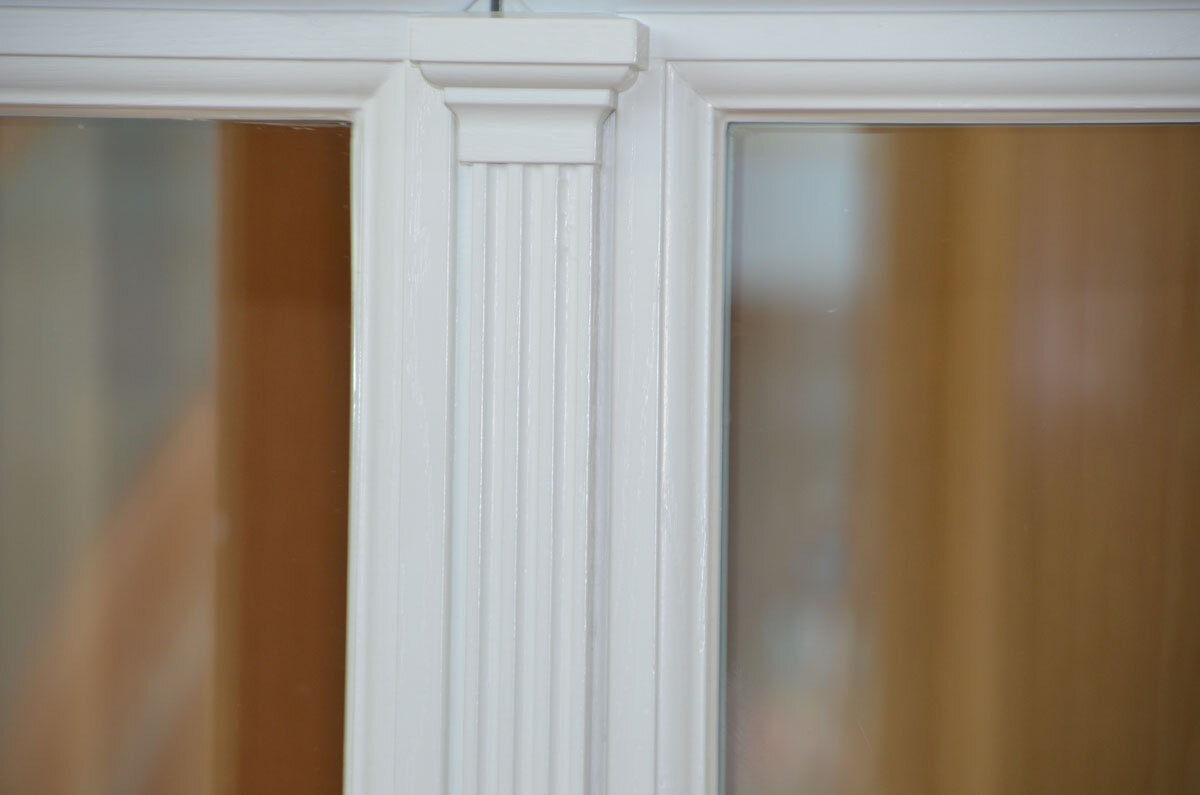 Капитель на деревянном окне