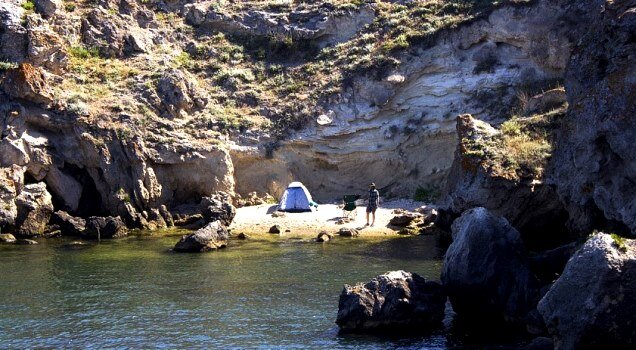 Таких уединенных бухт здесь достаточно