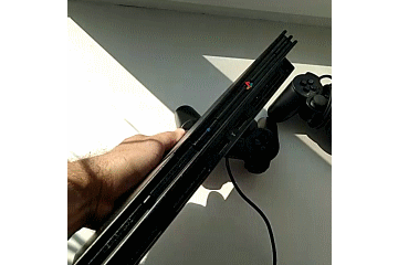 PS2 Slim очень маленькая и легкая, размером с тетрадку