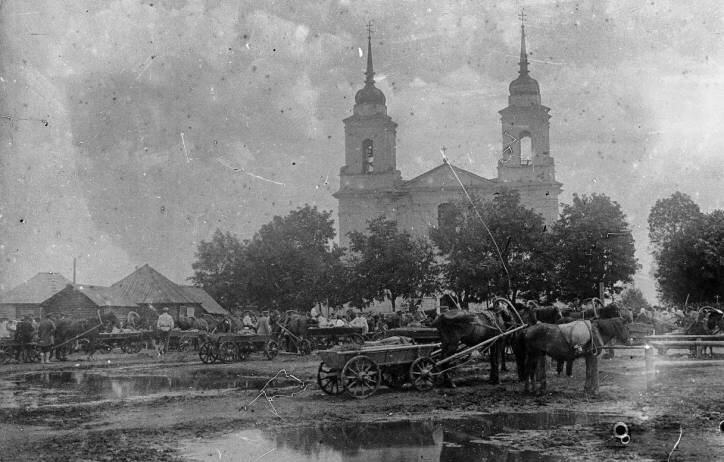 Любавичская ярмарка, на заднем плане Костел, ныне православый Храм.