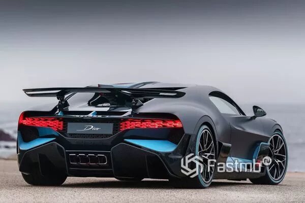
Сзади новый Bugatti Divo поистине получил уникальный дизайн. Спорткар стал более агрессивным, стильным и непривычным в сравнении с ранее известными автомобилями данного бренда. Больше всего выделяются яркие светодиодные стопы, дизайнеры специально придали им необычную форму с выступающим покрытием. Такой эффект достигнут за счет 3D печати, в каждом стопы установлено по 22 LED элемента. Самый низ бампера Bugatti Divo 2018 обзавелся большим диффузором и наконечниками выхлопной системы из 4-ох труб и еще по одной выхлопной на диффузоре.