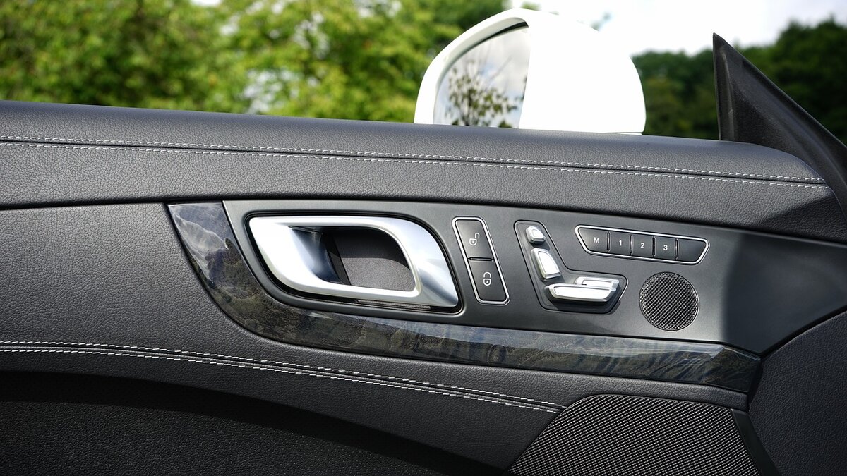 А где ручка подъема стекла? Нет ее!