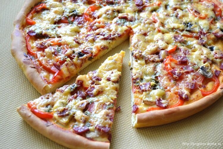 Пицца испечь в домашних условиях в духовке. Пицца домашняя. Приготовление домашней пиццы. Пицца домашняя в духовке. Вкусная пицца в духовке.