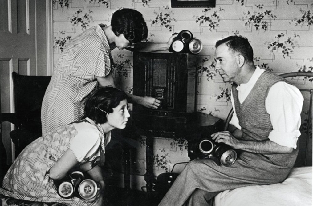 Почему слушают радио. Радиоприемники 1920-х годов. Радиовещание в СССР. Человек с радиоприемником. Радиовещание 1920.