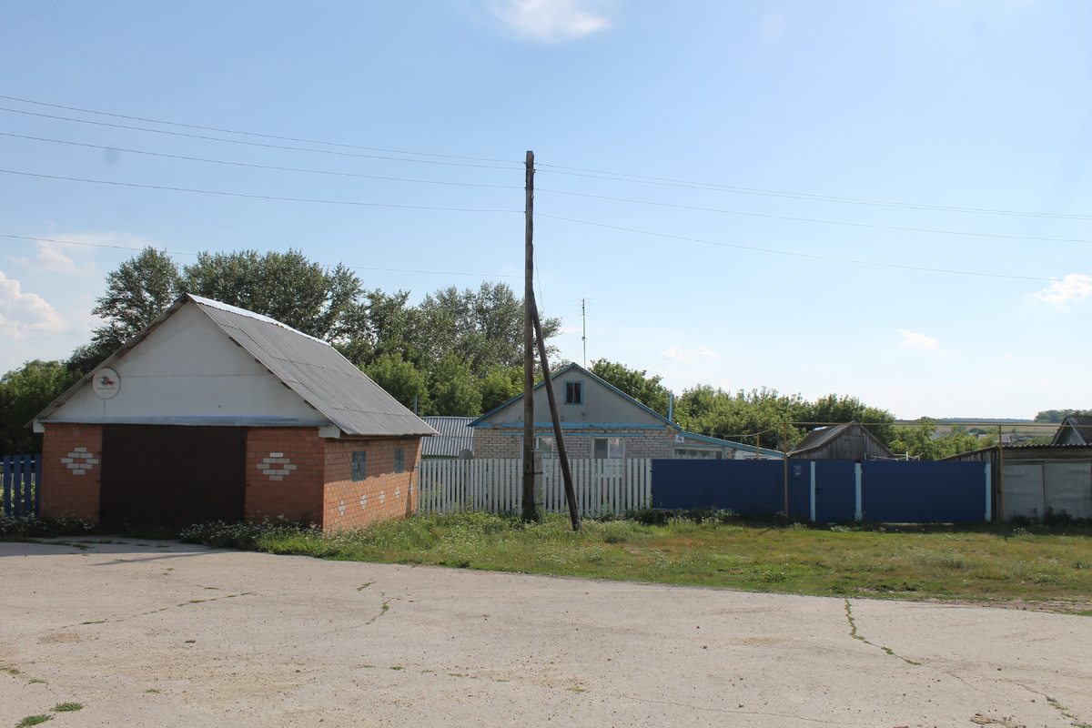 Асфальтированная площадка до самого гаража.