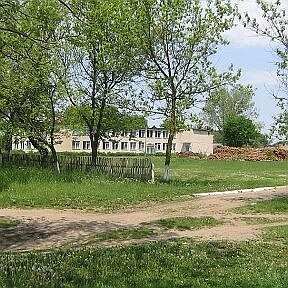 Моя новая, теперь уже старая и бывшая школа.  Деревянная школа, в которую я пошла в первый класс, осталась за забором (слева) 