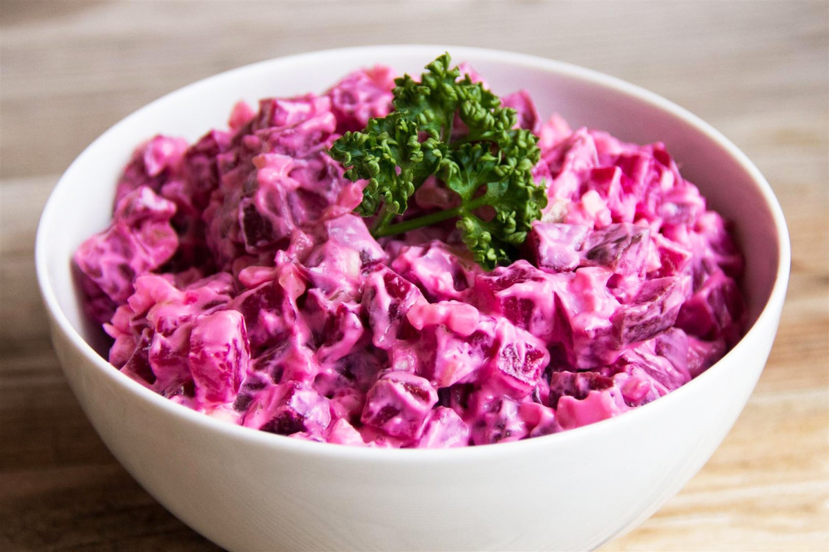Если Вам по каким-то причинам не понравился салат "Анастасия", то на ужин можно приготовить другой салат - из свеклы.