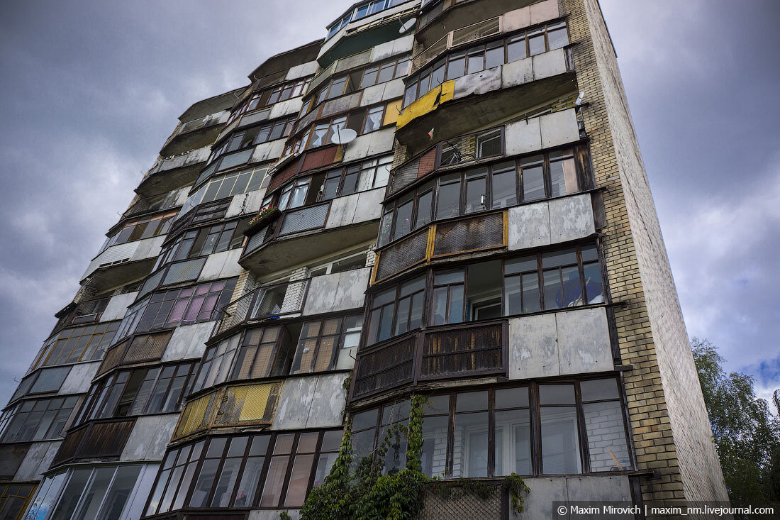 Вот так выглядят дома, когда на балконе каждый "сам себе архитектор". Фото из блога Максима Мировича — maxim-nm.livejournal.com