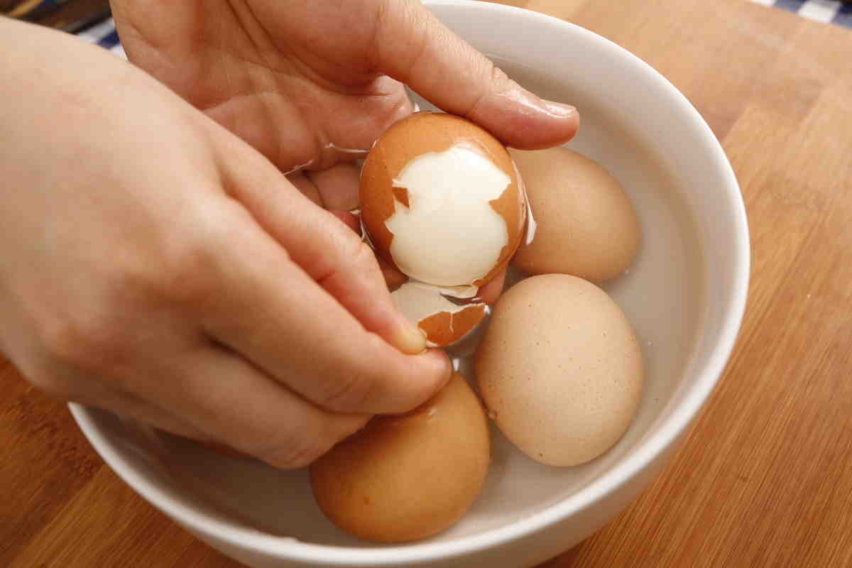 Как очистить яйца от скорлупы